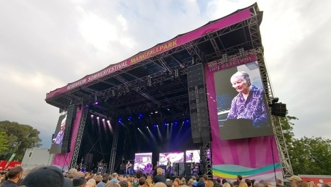 Foto: Deep Purple auf der Festival-Bühne und auf den XXL Bildschirmen rechts und links davon