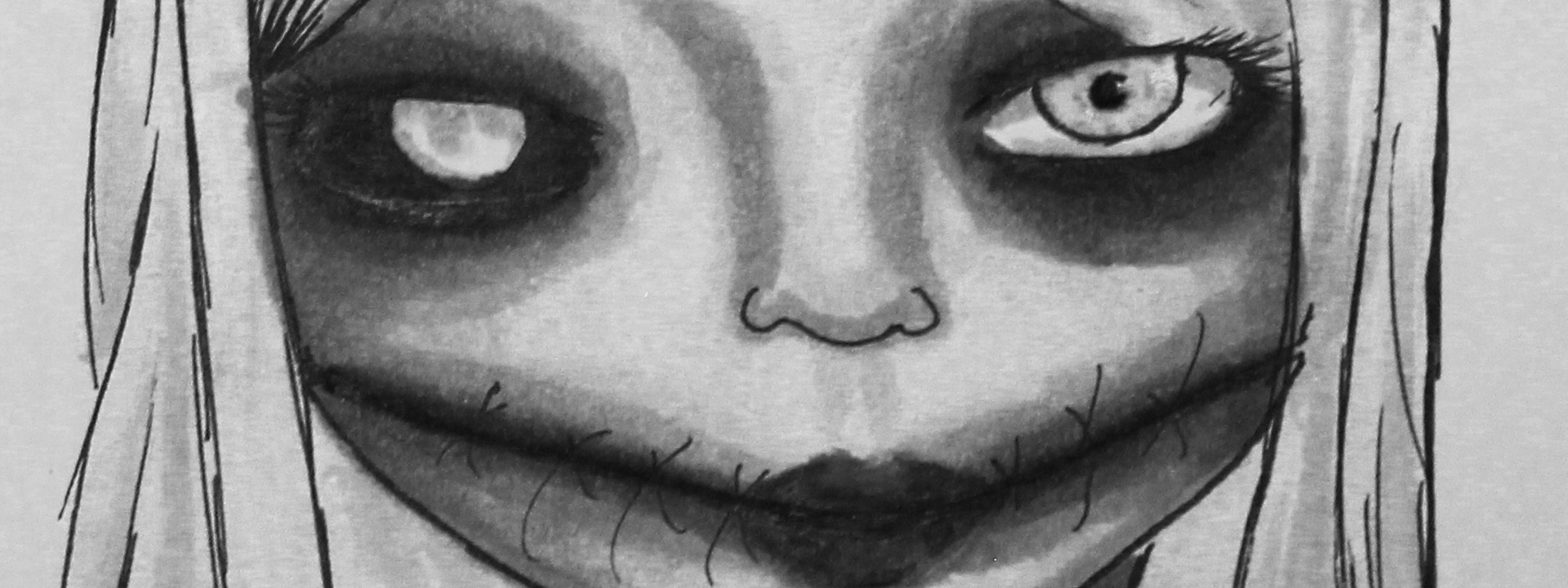 Gruselige Bleistift-Zeichnung, die den Kopf einer Zombi-Frau darstellt: Ein Auge ist leer ohne Iris und Pupille, der Mund ist mit groben Kreuzstichen zugenäht.