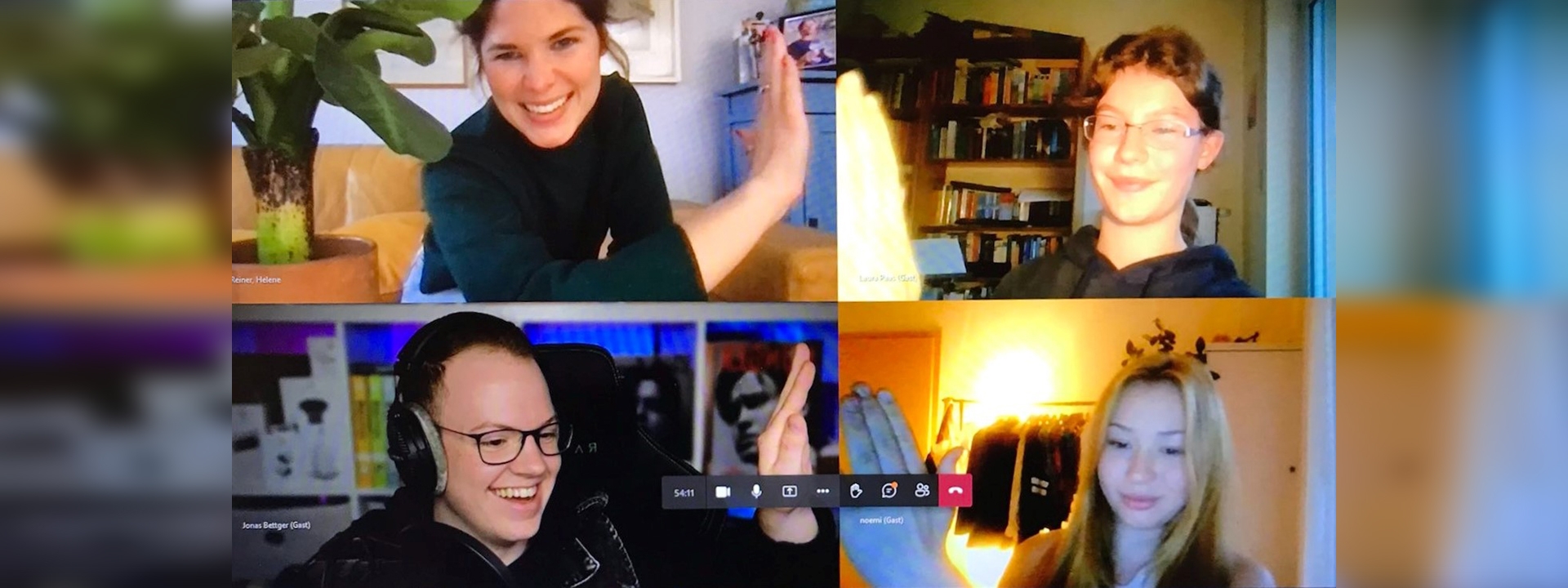Foto von einer Videokonferenz mit Kachel-Bildern von vier jungen Menschen, die versuchen ihre Hände wie bei einem High Five an den Kachelkanten aneinanderzulegen