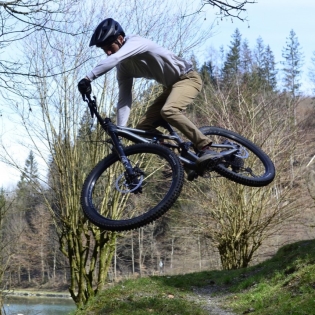 Foto: Ein junger Mann macht hohe Trick-Sprünge mit seinem Mountainbike