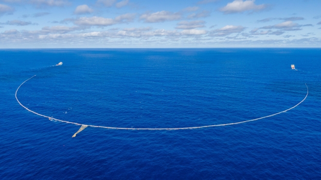 Das System 03, 2,2 Kilometer Spannweite! Zwei Schiffe mit einem U-förmigen gespannten Netz zwischen ihnen auf dem Meer.