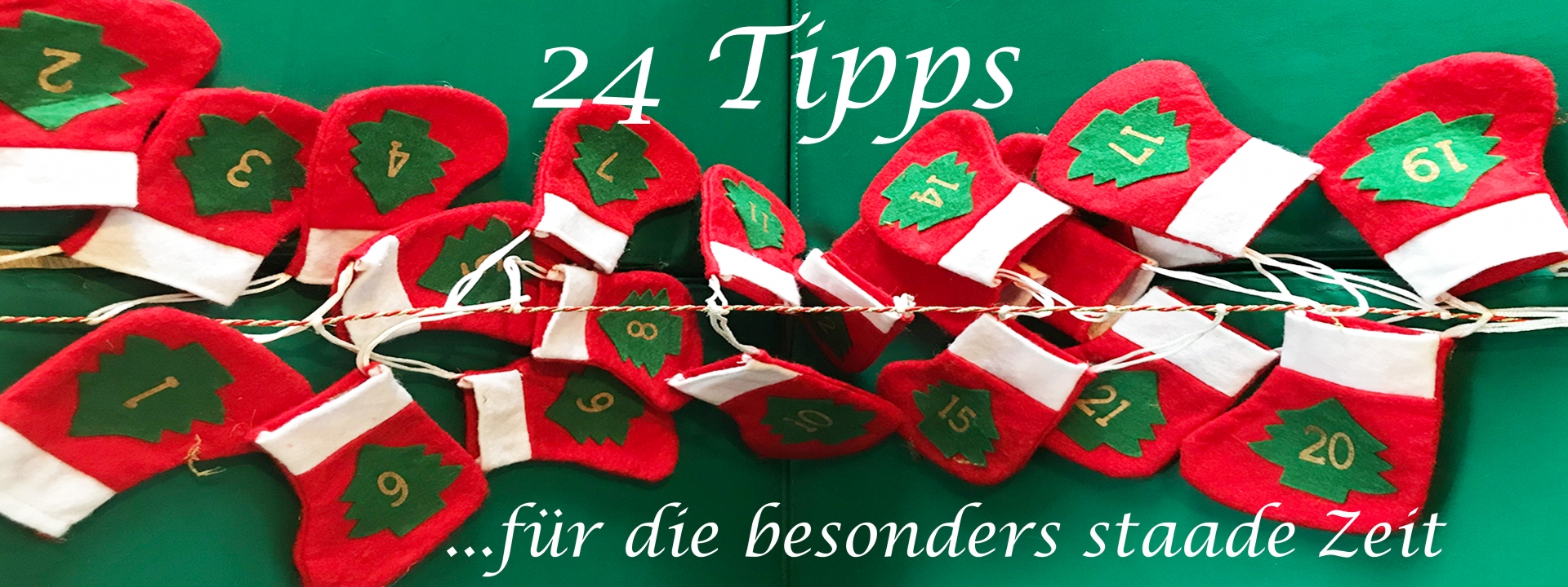 Foto: Adventskalender mit 24 Nikolaus-Stiefelchen aus Filz. Dazu der Schriftzug: 24 Tipps ...für die besonders staade Zeit