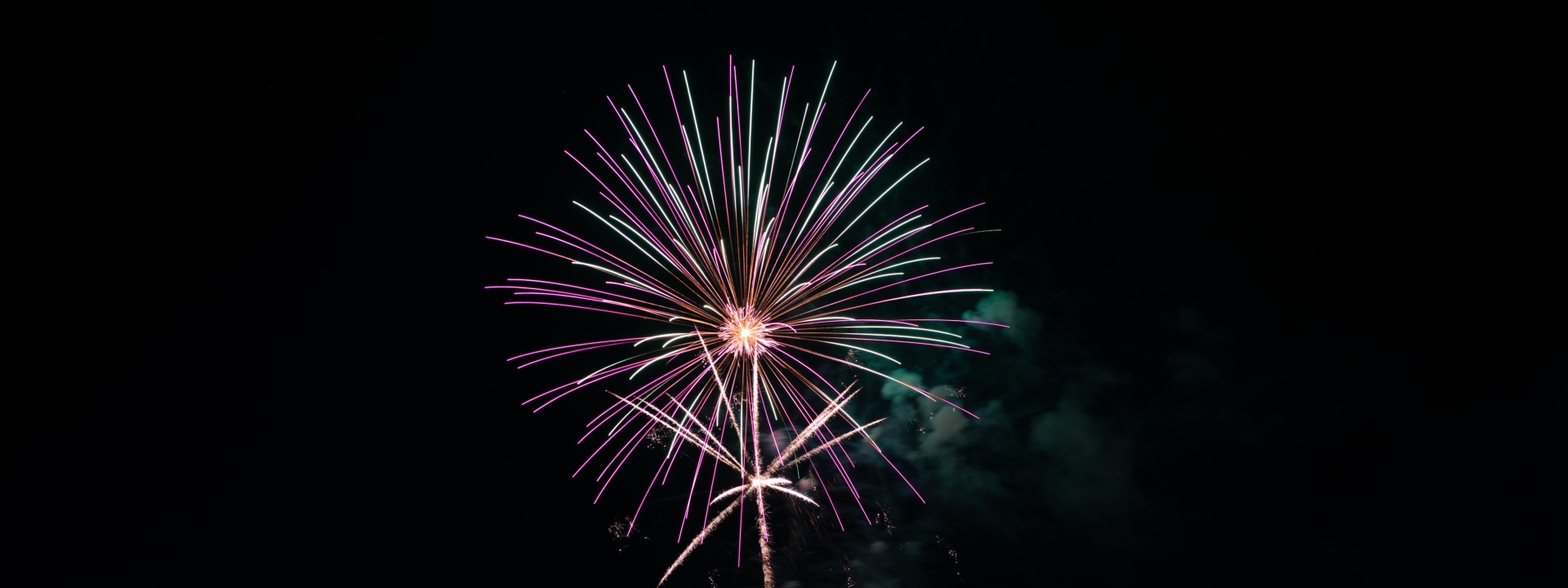 2023 - Grund zum Feiern? | Foto: aROund Foto: Feuerwerk vor einem schwarzen Nachthimmel