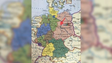Katrin lebte bei Magdeburg in der DDR (hier rosa). Alte Landkarte mit BRD und DDR mit Pfeil auf Magdeburg.