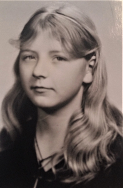 Katrin als sie etwa in meinem Alter war. Foto: Privat Schwarz-weißes Portrait-Foto von Katrin als Jugendliche