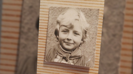 Katrin mit blauem Halstuch der Jungpioniere. Foto: Privat Ein Schwarz-weiß-Foto aus dem Familienalbum zeigt ein junges Mädchen mit einem genoteten Halstuch.