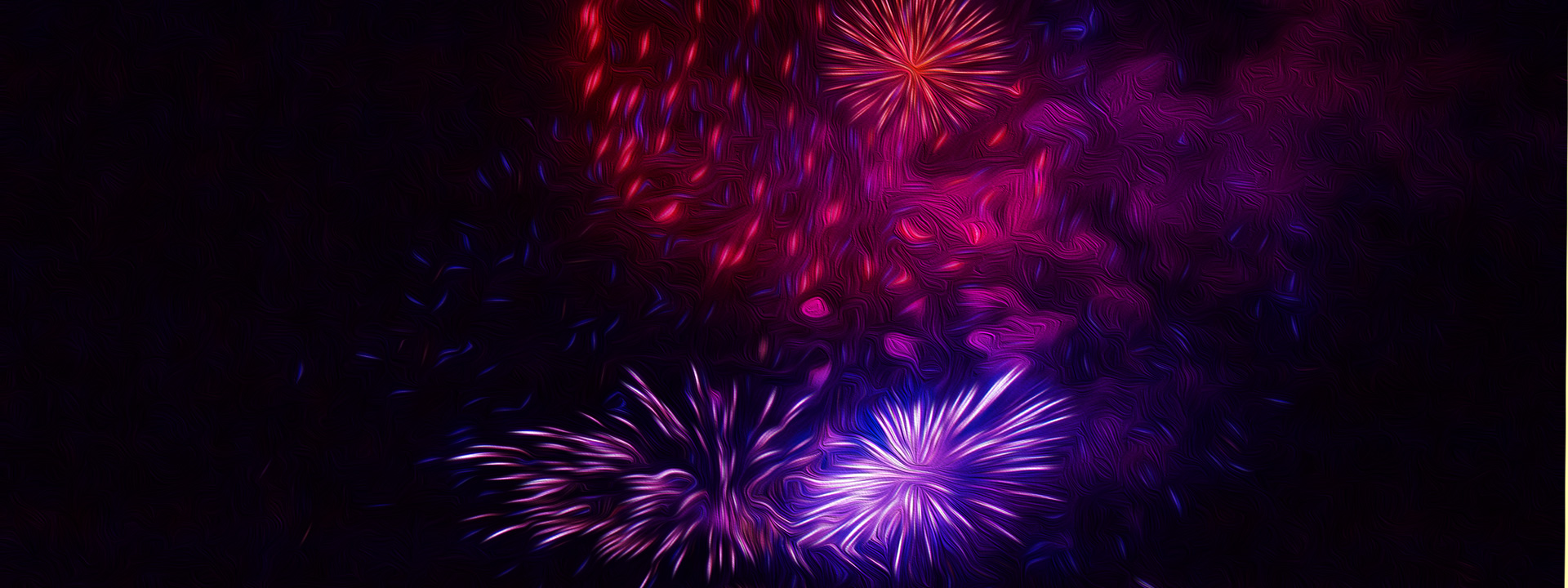 Mit langer Belichtung fotgrafiertes Feuerwerk am Himmel. Es wirkt wie ein Gemälde in den Farben rot, lila und blau.