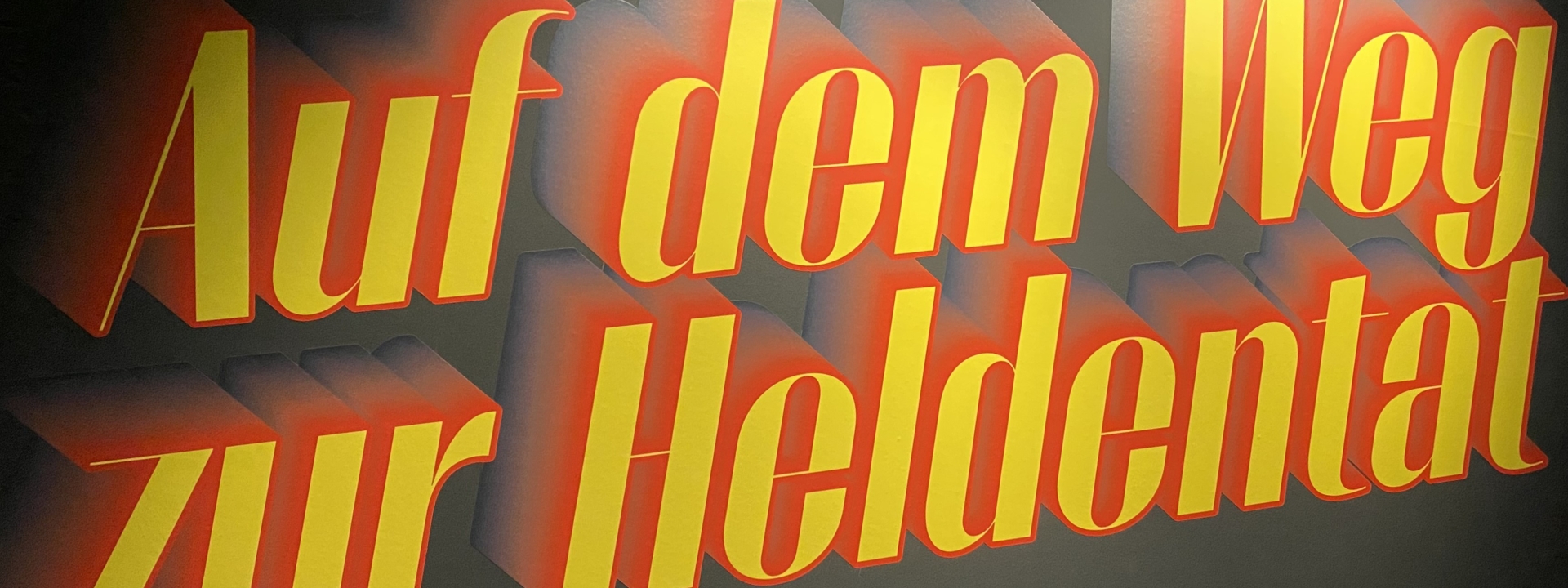 Foto: Titel auf einem Plakat mit dem Schriftzug "Auf dem Weg zur Heldentat"