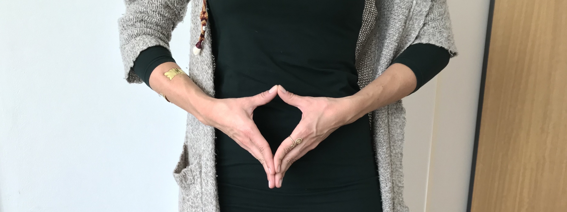 Machen Sie eine typische Handbewegung... | Foto: aROund Foto: Eine junge Person bildet mit ihren Händen die klassische Merkl-Raute