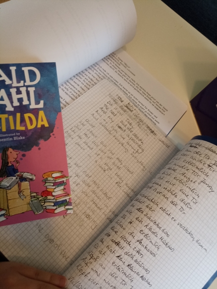 Das Buch Matilda (blau und rosa cover) Auf einer aufgeschlagenen Seite des Skripts