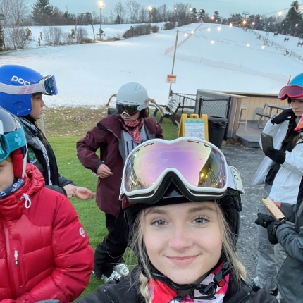 Foto: Selfie von Anna mit Skibrille vor einer Skipiste