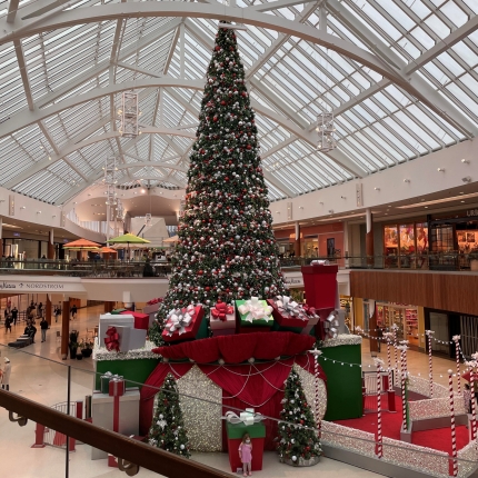 Foto: Ein riesiger bunt geschmückter Weihnachtsbaum in einem Kaufhaus