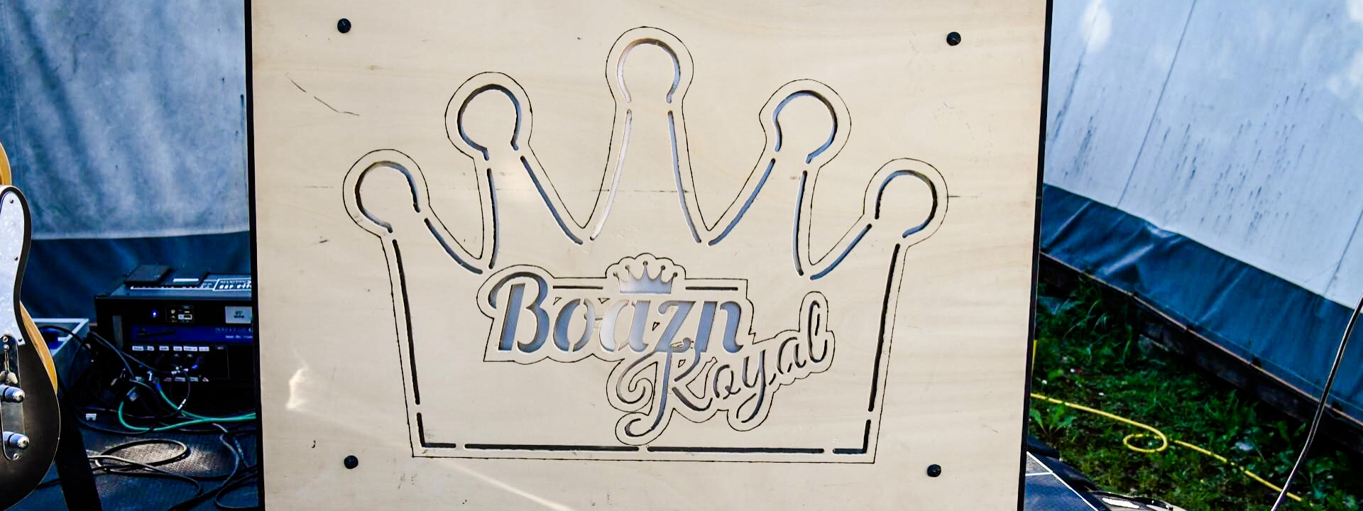 Foto: Holzschild mit einer Krone als Logo und der Schrift "Boazn Royal"