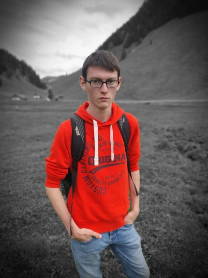 Foto: Portrait-Aufnahme eines jungen Mannes in den Bergen