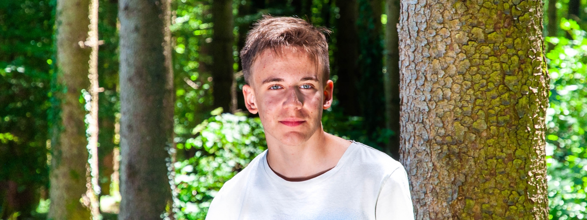 Foto: Portrait von Leo mit Wald im Hintergrund