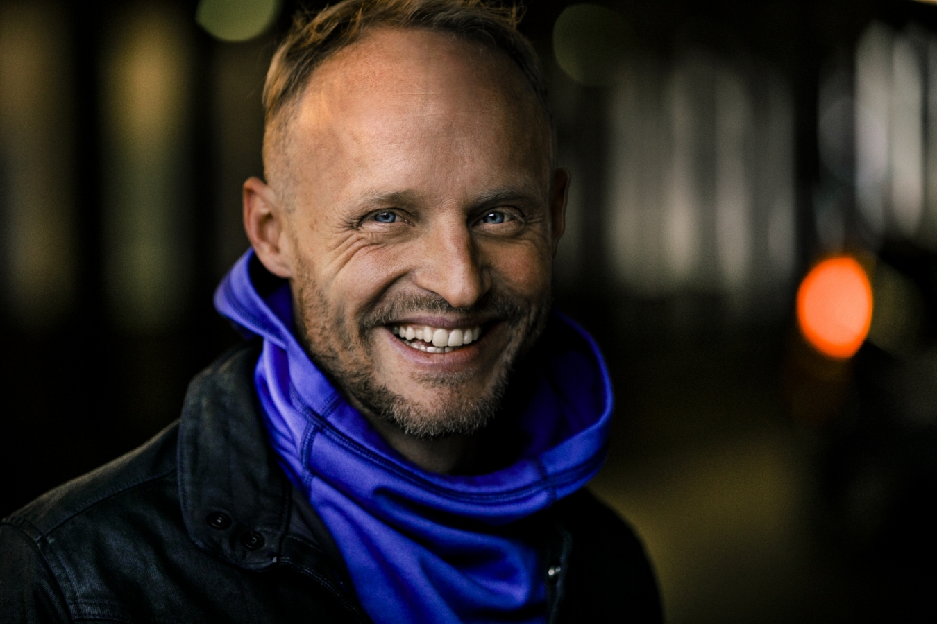Foto: Copyright Christian Hartmann Florian Brückner im Portrait, lächelnd.