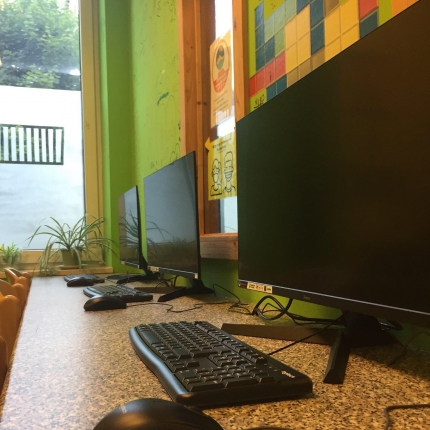 Foto: drei neue PC-Arbeitsplätze in einem gemütlich eingerichteten Raum