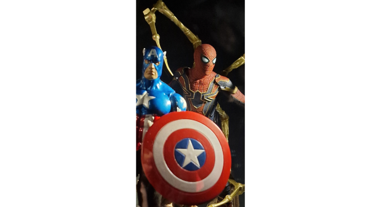 Foto: Eine Nahaufnahme von zwei Superhelden-Figuren. Im Vordergrund Captain America. im Hintergrund Spiderman.
