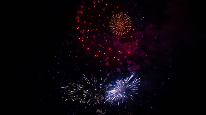 Foto von explodierten Feuerwerkskörpern am Nachthimmel.