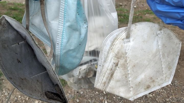 Foto: Aufgesammelte dreckige FFp-2-Masken und medizinischer Mundschutz