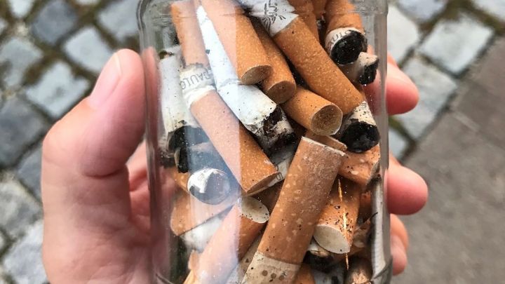 Foto: Ein Glas voller Zigarettenkippen 