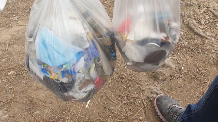 Foto: Blick nach unten auf zwei gefüllte durchsichtige Müllbeutel 