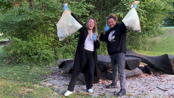 Foto: Zwei junge Frauen präsentieren stolz ihre Mülltüten