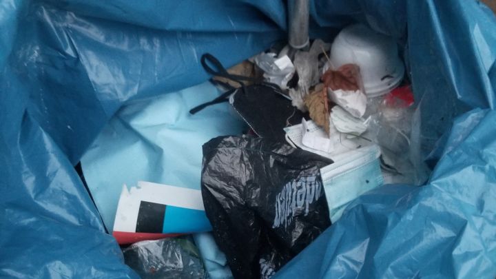 Blick in einen blauen Müllsack: vor allem Plastik und Mund-Nasen-Schutz