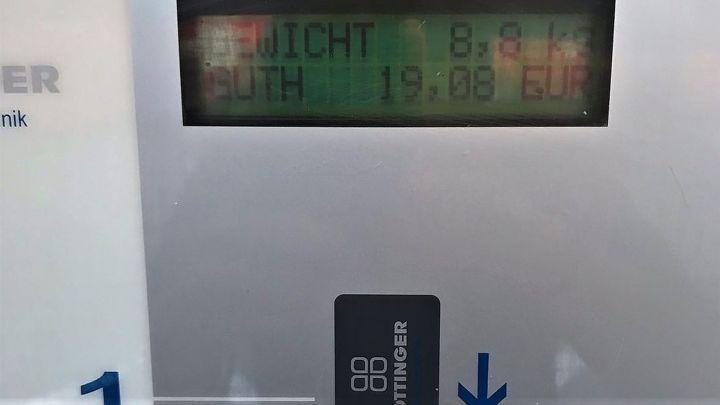 Foto: Digitale Anzeige an einem Container: "Gewicht 8,8 kg"