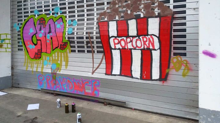 Foto, das ein Graffiti einer riesigen Popcorntüte zeigt