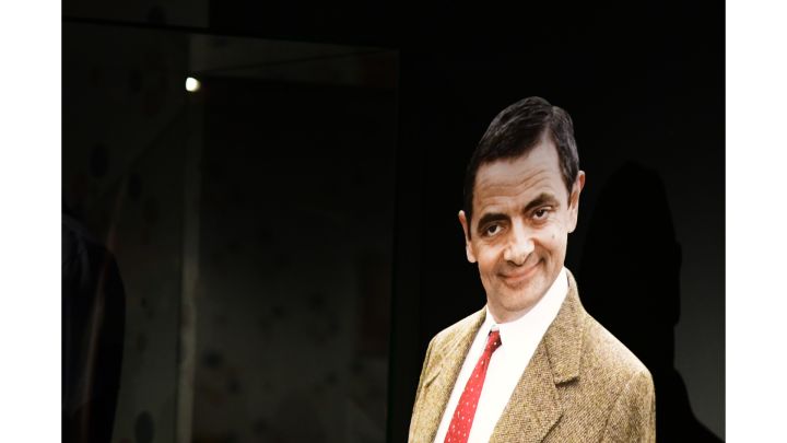 Foto: Ein Pappaufsteller von Mr. Bean vor einem schwarzem Hintergrund.