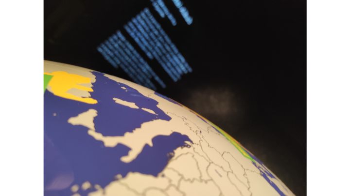 Foto: Ein Globus ganz nah. Auf ihm sind Orte von Helden vermerkt.