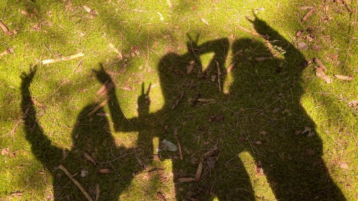 Foto: Schatten von 3 Mädchen, die mit den Händen Peace-Zeichen machen