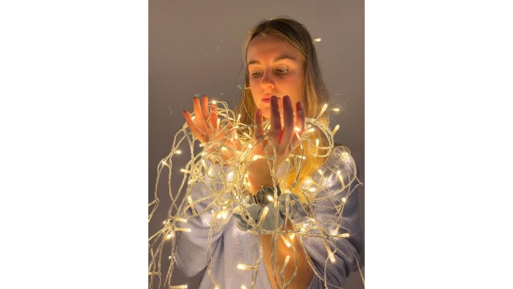 Foto: Kathi mit einer riesigen Lichterkette in den Händen.