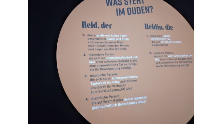 Foto: Eine Projektion von Definitionen, vier zum Held und zwei zur Heldin