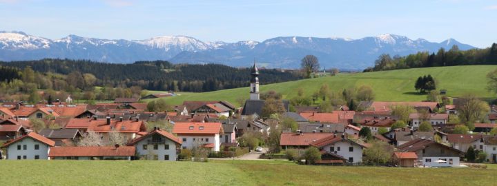 Foto: Ortskern Soechtenau mit Kirchturm vor Bergkulisse