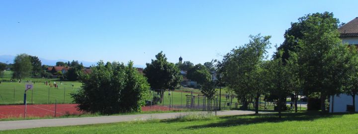 Foto: Ein Sportplatz inmitten von Bäumen und Wiese