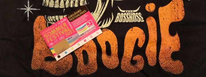 Foto: Ein Sommerfestival-Pass auf einem Merch-Shirt von The BossHoss