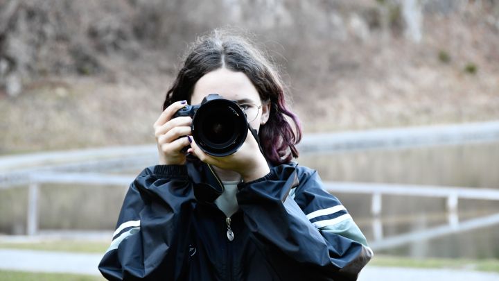 Foto: Mädchen mit Kamera vorm Gesicht