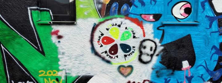 Foto: kreisförmiges Graffiti der aROund Logos in fünf Farben